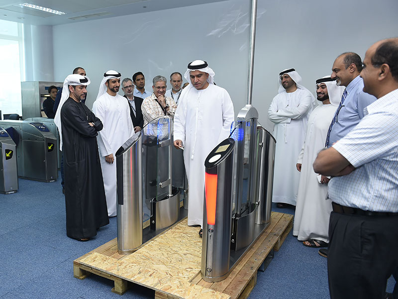 طرق دبي تبدأ تركيب بوابات التعرفة الذكية في محطات مترو مسار 2020